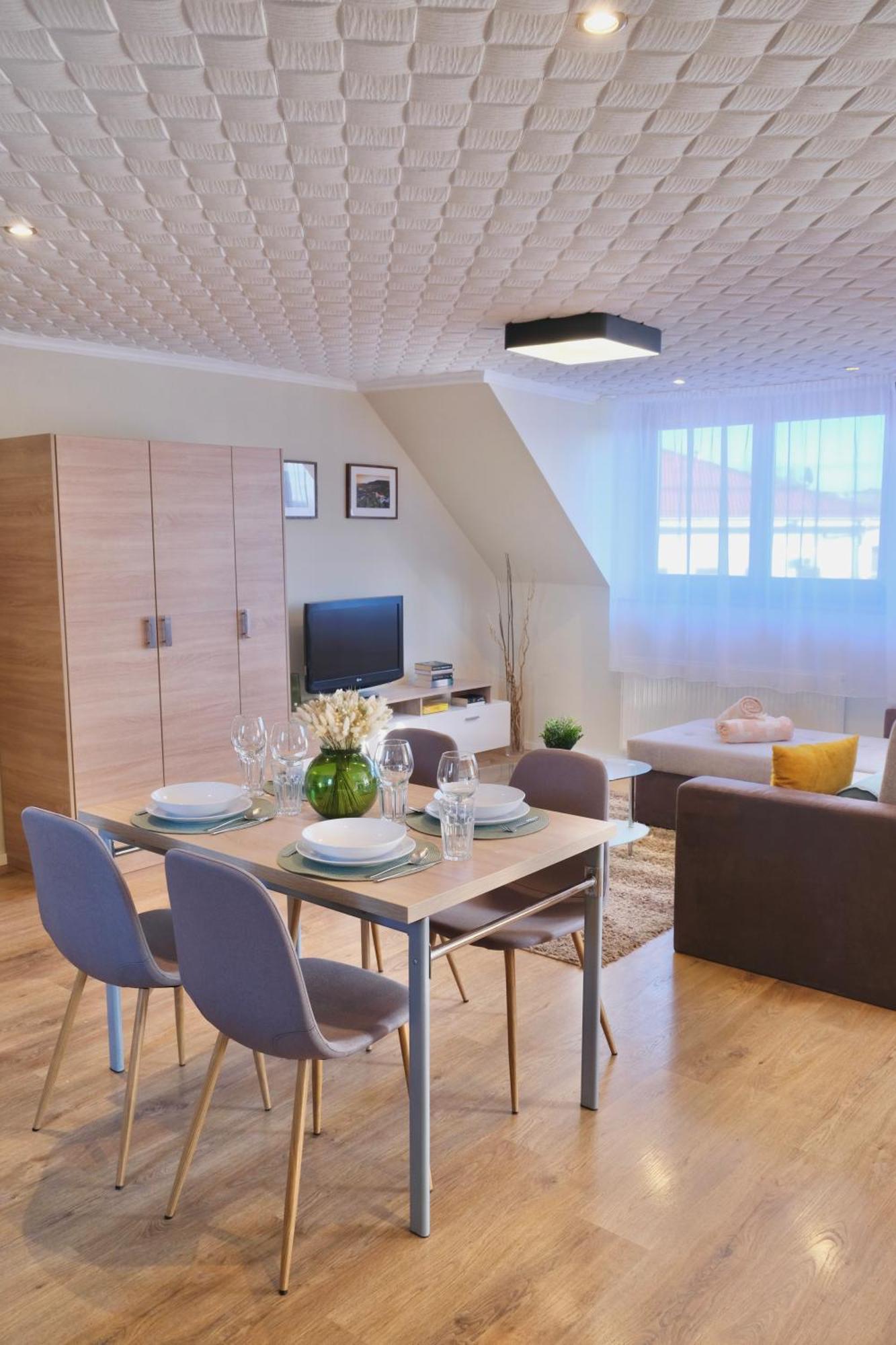 Apartment Tron Siklos